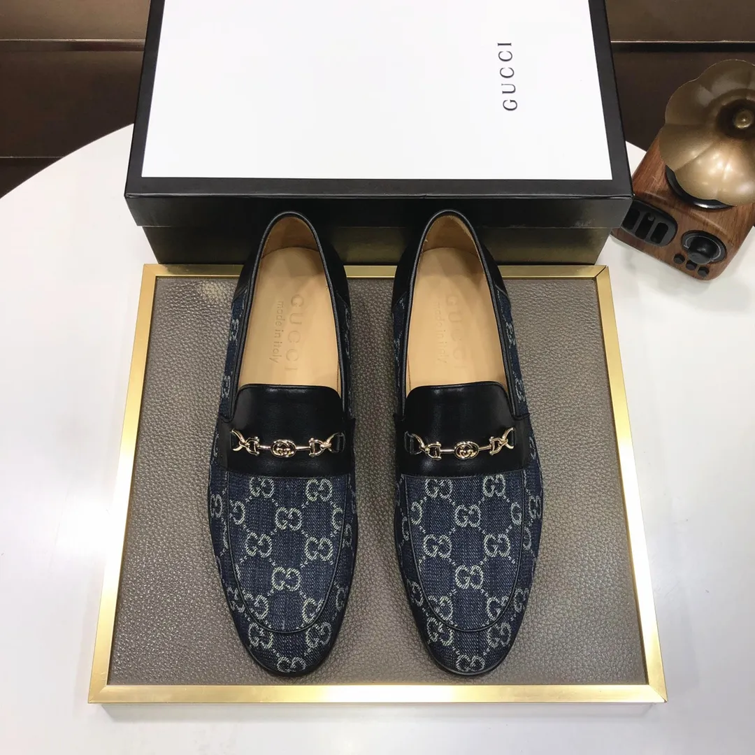 Factory batch 500💰Italy’s top luxury men’s shoe giant (GUCCI) (Gucci) (full cowhide lining) new arrival🍃Original European style🔰 Pleasant to the eye😍In order to make the shoes more durable and non-deformable🌀The production continues to follow traditional methods but there is still no lack of innovation💪The original sheepskin is selected for the leather♻️Smooth, natural and extra bright⭐Made of imported cowhide The rich man’s first choice 38-45 (45 customized)